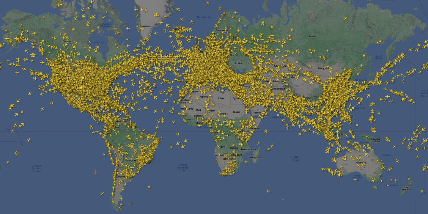 Mapa mundi mostrando as posições das 22 mil aeronaves no dia em que foi batido o recorde de voos simultâneos